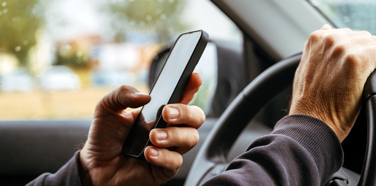 Cellulare alla guida: multa, sanzioni e come evitarne l'uso | UnipolRental Cellulare alla guida: multa, sanzioni e come evitarne l'uso | UnipolRental
